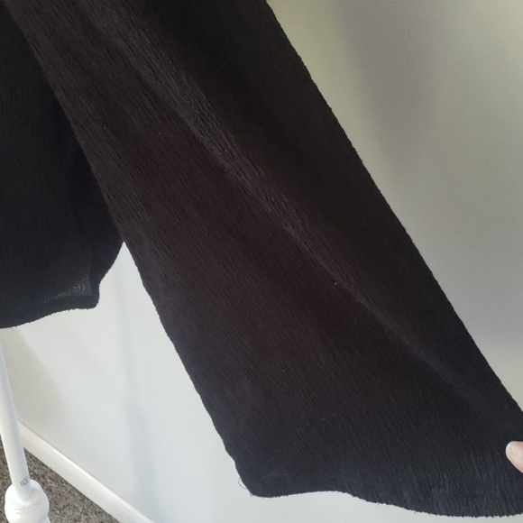 H&M black cold shoulder crinkle blouse - Picture 4 of 9